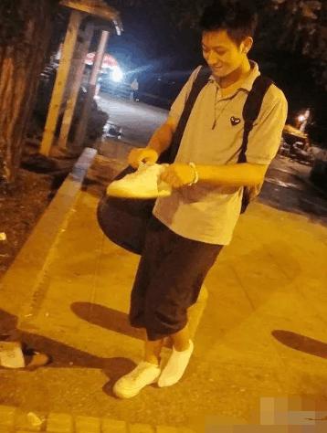 黄子韬高中时期照片流出,素颜没画眼线,网友:颜