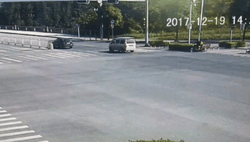 惊险!三名南宁中学生共乘一台电动车,闯红灯被轿车撞飞摔地!