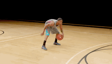 体前变向换手运球每个爱篮球的篮友都渴望变得更强,而进步都是需要