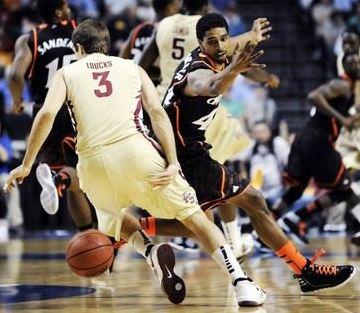 背后运球动作解析再者就是通过背后运球,可以调整节奏,在合适的时机