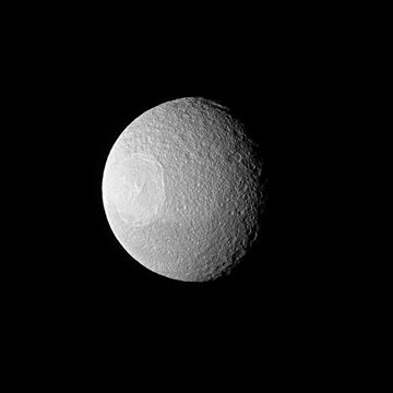 这不是月球,而是距离土星第八远的土星卫星,天文学家把它称作特提斯