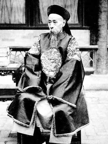 内阁总理大臣,总理各国事务衙门大臣等要职,1894年被慈禧封为庆亲王