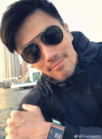 这个五十岁的新加坡大叔颜值身材秒杀小鲜肉