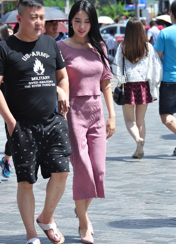 街拍: 阔腿裤美女, 身材丰腴, 带这样的娇妻逛街真长脸