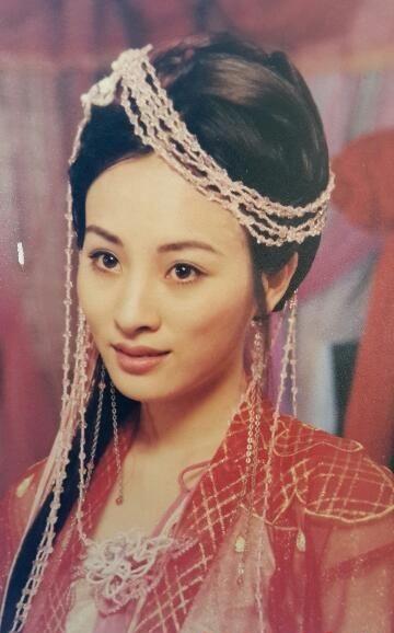 现实生活中郑佳欣的颜值并不低,换上比较时髦的装扮后,颜值不输赵薇