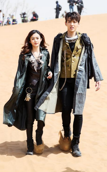 吴亦凡大送赵丽颖小白鞋,还让其踩在自己大脚