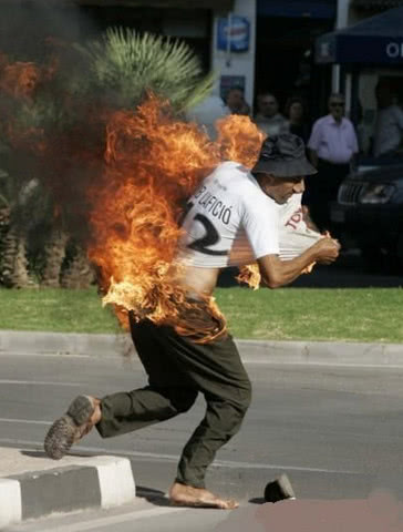 子弹打在浇汽油的人身上,究竟会着火吗?看完才知道被骗这么多年