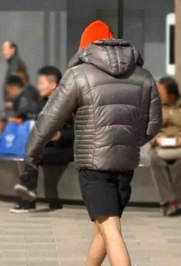 路上,一个穿夹克的和一个穿棉袄的擦肩而过,相互瞄了一眼,然后各自