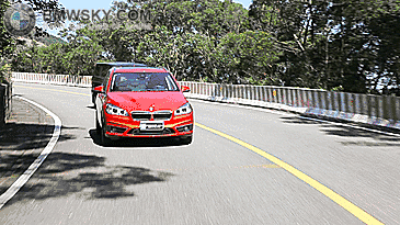 看五菱宏光虐宝马3系的动图!爽!都是前置后驱,我装货而已!