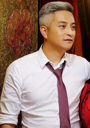 他是外企金领,30岁带着秘书去报名选秀爆红,如今却成歌手经纪人