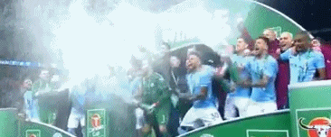 曼城众将开香槟庆祝