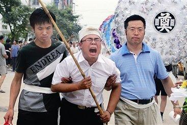 农村丧事:长子“打幡、摔盆”,到底打什么,摔什么?|_新浪新闻