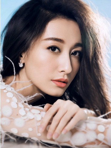 她以第一名成绩考入上戏,凭野鸽子一角走红,如今无人知