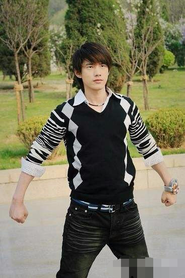 马天宇走红了,其实吴建飞也一样努力,他也出过自己的小说而且还销量不