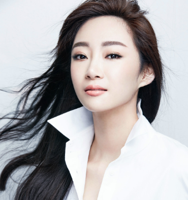 她是皇室后代身上有皇族的味道出道不久就拍了20多部电影