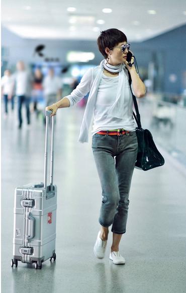 马伊琍独自现身机场干脆利落,网友:这才是女人应有的模样!