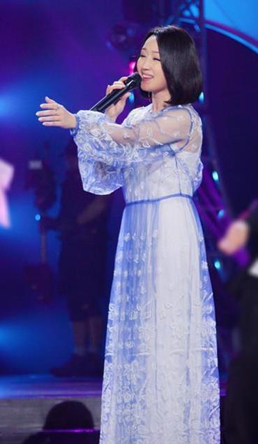 杨钰莹短发,遭一片质疑声,网友:这才是近50岁女人该有的样子!