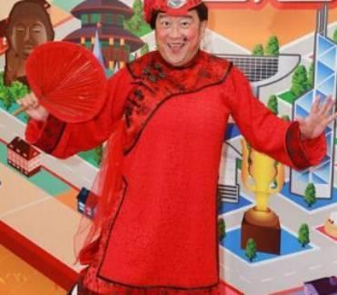 4,曾志伟林更新在电视剧中也有过这样的装扮,高原红加大红唇,对于