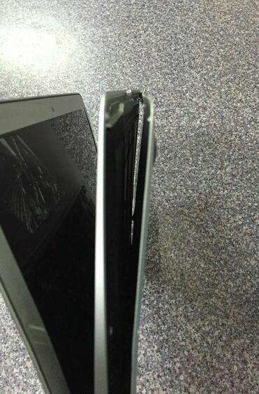 男子坐火车被疑是小偷遭搜身, 8千元笔记本砸成稀巴烂