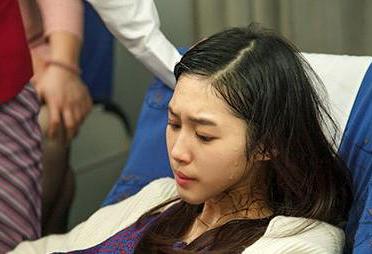 孕妇隐瞒实情飞机上分娩硬将胎头塞回体内,拿胎宝生命赌美国国籍