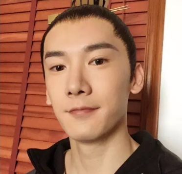 看了迪丽热巴新剧.杨幂们的发际线之谜终于有答案了!