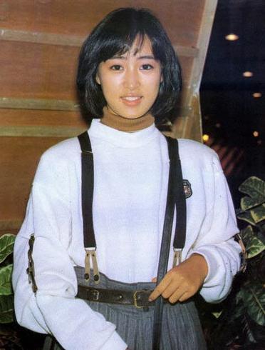 1988年的电视剧《绝代双骄》,黎美娴饰演铁心兰,先是暗恋梁朝伟的小鱼