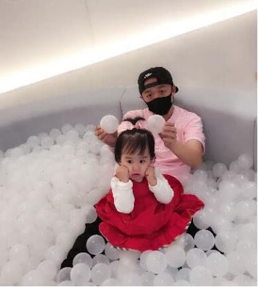 包贝尔实力坑女儿包饺子,专拍女儿丑照被评亲