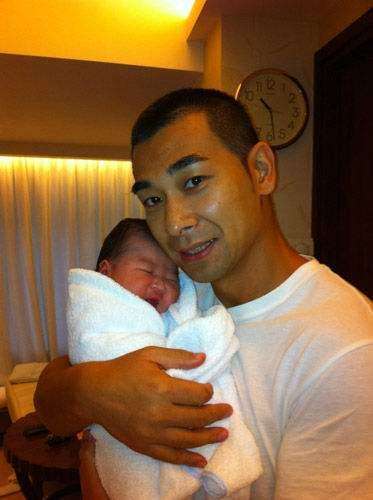 留下了深刻的影响,其主演的《功夫皇帝方世玉》,《黄飞鸿之王者之风》