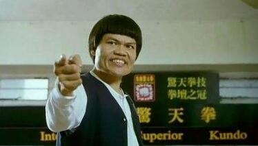 他天生奇丑,上亿身家被妻败光,现在身价又过亿,儿子很帅