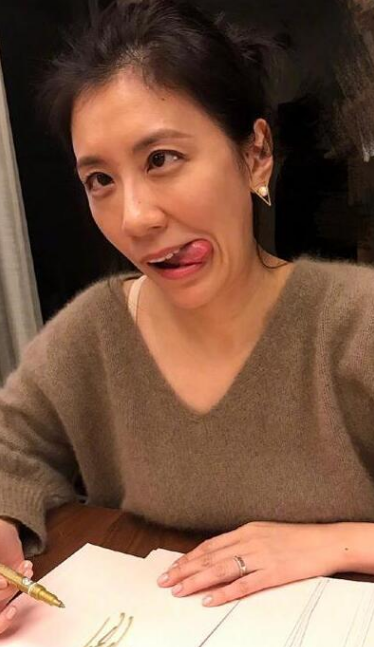 为了署名售书,贾静雯还在微博发照片表示累得嘴巴都要歪掉了.