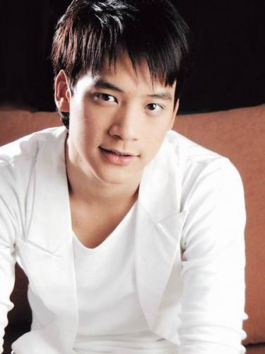 可是他有实力,跟esther,vill,noona,aff,fang等多个女星合作过,都是很