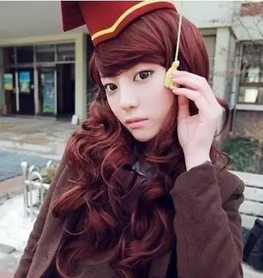 女生皮肤暗黄,适合染什么发色?