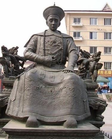 沈阳这座广场上摆放了满清十二帝雕像,你去过吗?