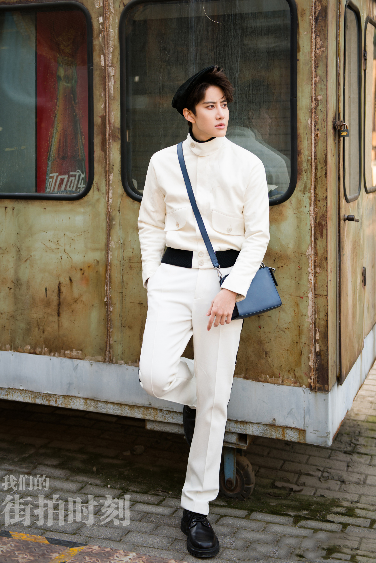 mike街拍穿一身白,短款夹克搭修身长裤真显高,网友:白马王子