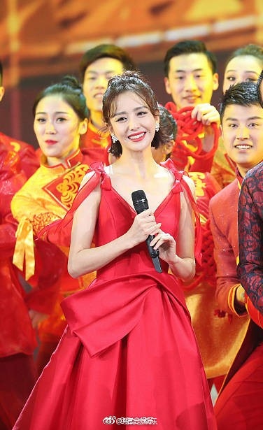 春晚后台照曝光 红衣短发艳丽优雅
