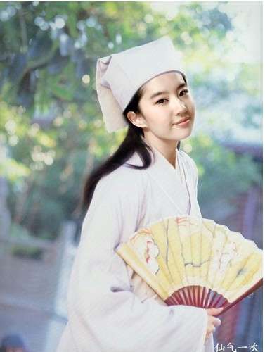 刘亦菲男装扮相英气十足,"天仙攻"果然名不虚传