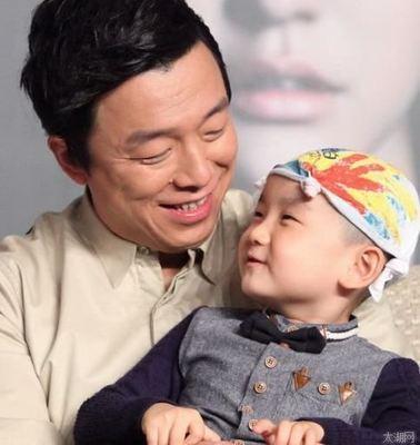 影帝黄渤全家照曝光, 与贤妻厮守13年, 如今3个孩子, 全家很幸福