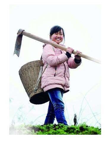她只有13岁,却果断地扛起一把锄头撑起全家,成为这个破碎家庭的顶梁柱