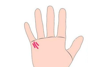 手掌中有这个三角形状纹,代表财库,三角越大钱就越多