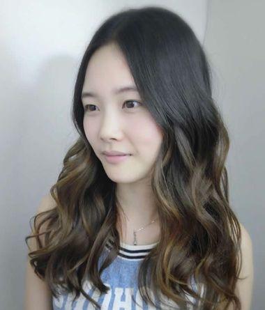 偏分长发离子烫发型,紧贴着眼角外侧的头发,梳整齐的短发发型,发尾的