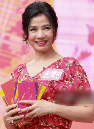 57岁钟楚红满脸皱纹优雅的老去,网友:没打针的脸就是不一样!