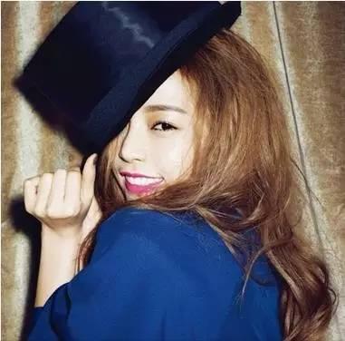 女生皮肤暗黄,适合染什么发色?