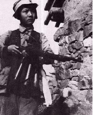 传奇抗日女英雄,带儿子抗日,与三个日本人拼刺刀,战后只当老师