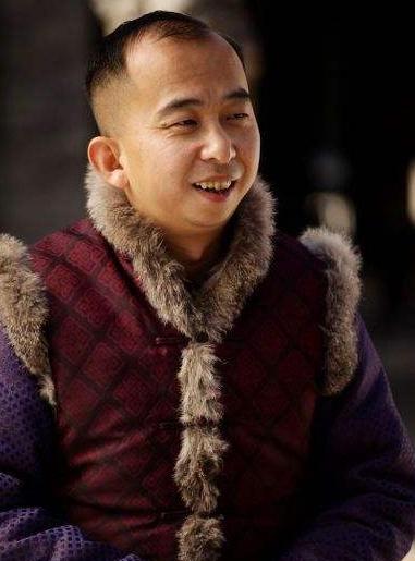 他因相貌丑陋当了二十多年配角, 如今开千万宾利, 老婆还貌美如花