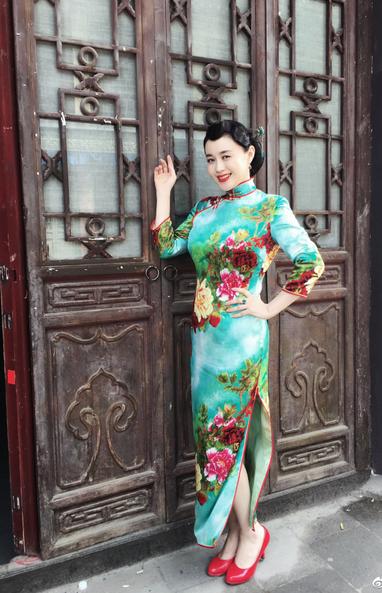 关晓娜即使是素颜也能秒杀一波女明星,清秀的眉眼更显年轻美丽,说是