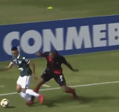 gif-南美杯赛惊现"爆蛋踢", 裁判的判罚让当事人也大吃一惊!