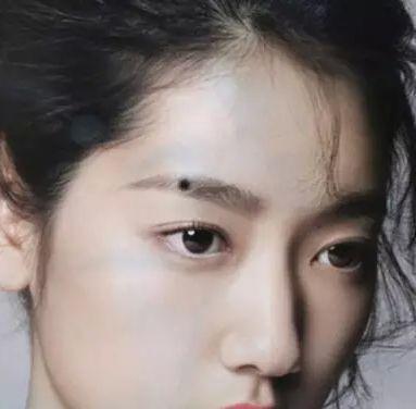 但是如果痣长在下巴的正中间,颜色鲜亮,反而是不动产得财的标志;女孩