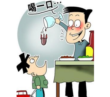 竟然只是为了看孩子难受的"可爱"表情,不知不觉间一杯白酒就这样被灌