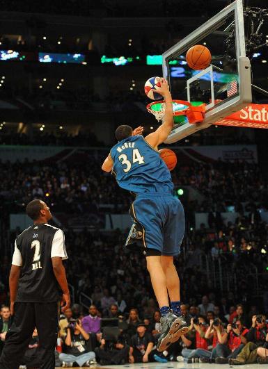 麦基在11年的扣篮大赛上,麦基在决赛凭借自己出色的弹跳完成了连扣三