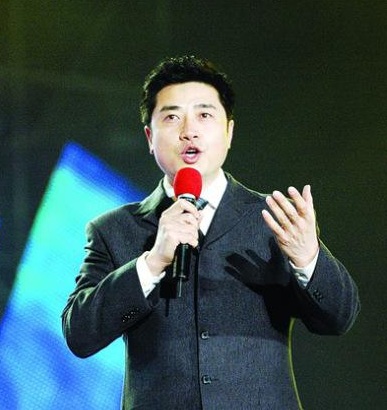 因主持过闻名一时的《正大综艺》被人们熟知,之后开始从政